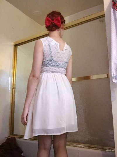 Соблазнительная красотка раздевается перед камерой