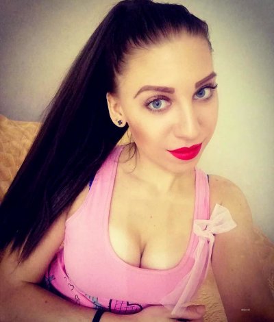 Обнаженная темноволосая красотка в разнообразных позах