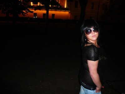 Красотка в креме сосет член