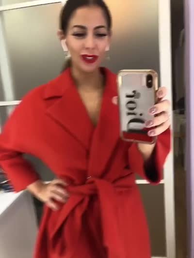 Молодая девушка сняла пальто и раскрыла свою нежную кожу перед камерой