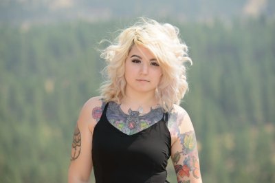 Сексуальная блондинка демонстрирует свои татуировки на обнаженном теле