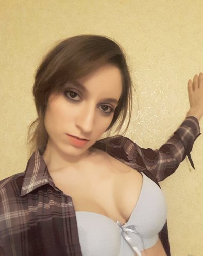 Сексуальная красотка позирует на камеру в своих стенах