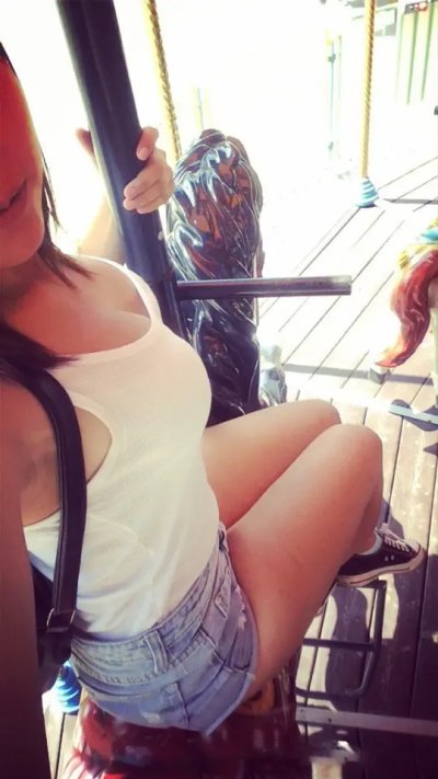 Соблазнительная девушка в чулках демонстрирует свои упругие ягодицы