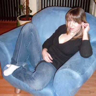 Дама наслаждается своим обнаженным телом без нижнего белья