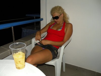 Развратная блондинка демонстрирует свои обнаженные прелести