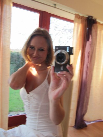 Сексуальная красотка делает снимки своего тела