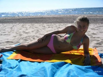 Красотка удовлетворяет себя пальчиками в интимной зоне