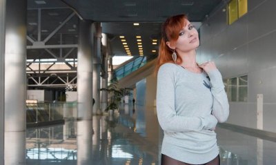 Искусно фотографируется в чулках без нижнего белья