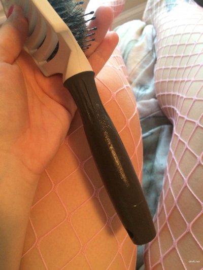 Шалит с гладко выбритой киской