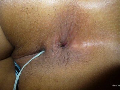 Шалава трахает себя огромным фаллосом