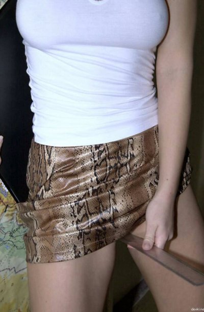 Женщина с удовольствием демонстрирует свою гладкую интимную зону