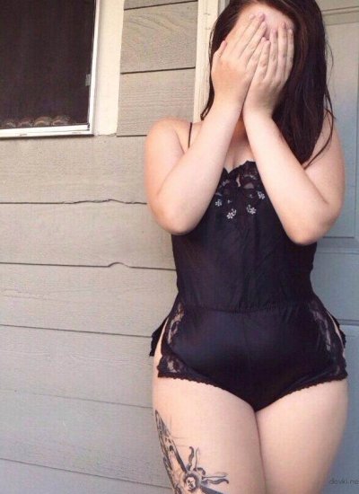 Блондинка с обворожительной попкой фотографирует себя