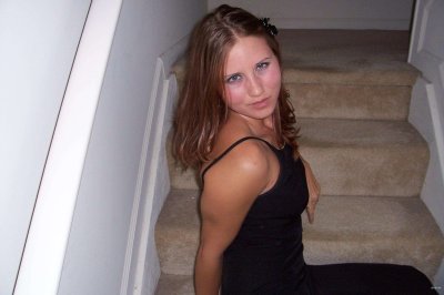 Горячая красотка в черном наряде