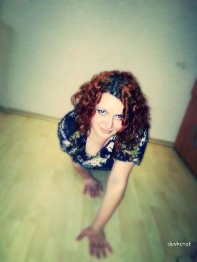 Пылающая рыжеволосая красотка готова удивить своими шалостями