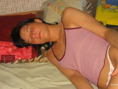 Интимные удовольствия с очаровательной брюнеткой у вас дома