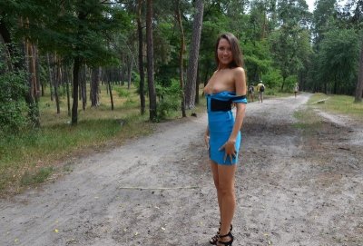 Развратная красотка без трусиков на свежем воздухе