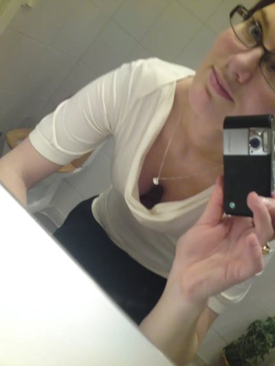 Девочка демонстрирует свою область бикини и нежные груди