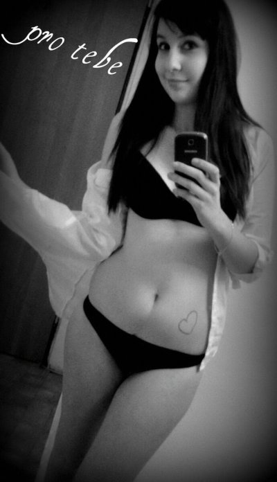 Развратная красотка демонстрирует интимные места