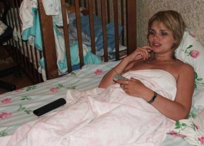 В уюте домашней обстановки продемонстрировала разнообразные позы