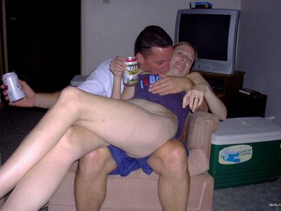 Интимные моменты с озорной рыжей в уютной обстановке дома