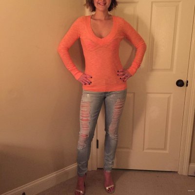 Горячая милфа раздевается перед камерой