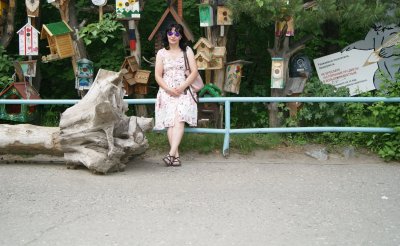 Сексуальная барышня в зоопарке: развратная прогулка в компании красотки