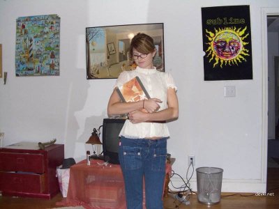 Дерзкая красотка раскрывает свои прелести