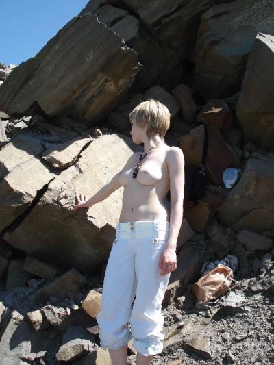 Пышка с идеальным бюстом раскрывает свои прелести