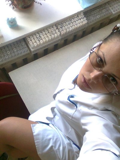 Развратная медсестра демонстрирует свою промежность