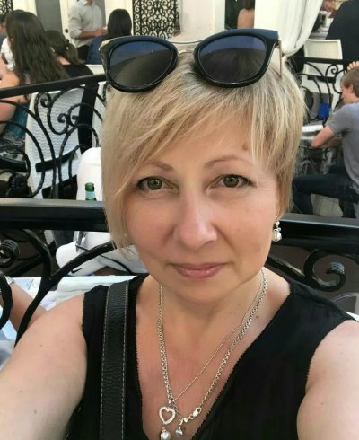 Опытная Людмила отсасывает и показывает свое обнаженное тело!