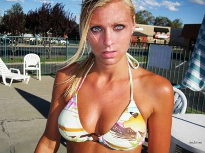 Домашнее видео с красоткой, которая обрабатывает пенис