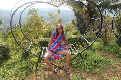 Обнаженная красотка прогуливается по скверу