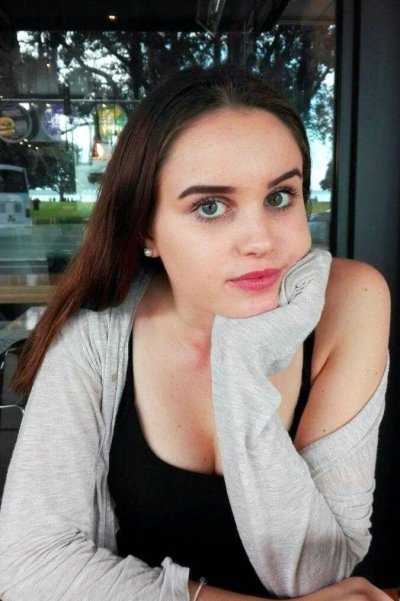 Фоткает свои обнаженные формы в отражении зеркала