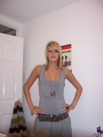 Молоденькая ученица снимает себя голой в стиле НЮ