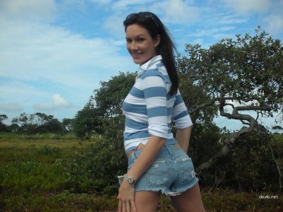 Горячая шатенка демонстрирует свое обнаженное тело на частных снимках