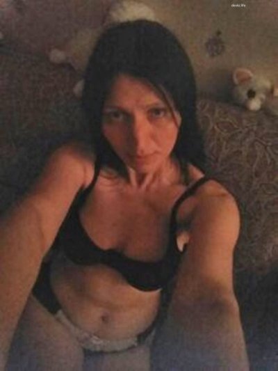 Горячая мамочка сосет возбужденный фаллос