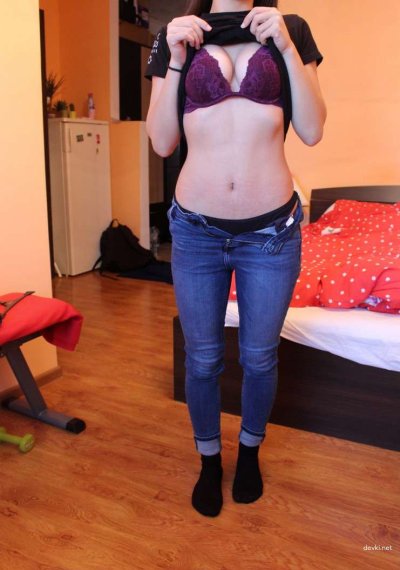 Сексуальное шоу от девушки с натуральной интимной зоной