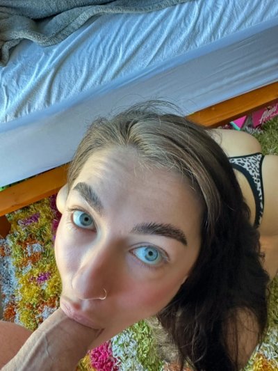 Снимки с горячей блондинкой и ее огромным игрушкой