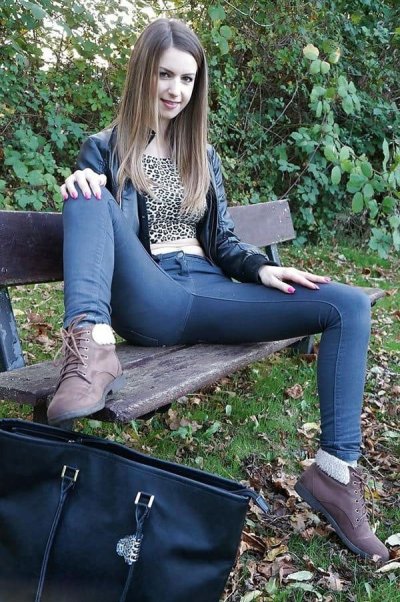 Доставил девушке удовольствие пальчиками в попке