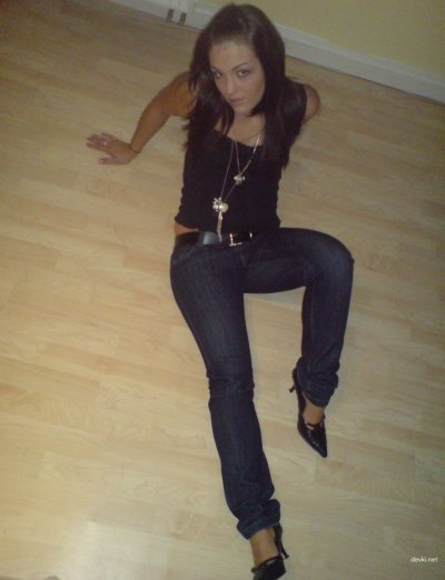 Сексуальная красотка сосет член