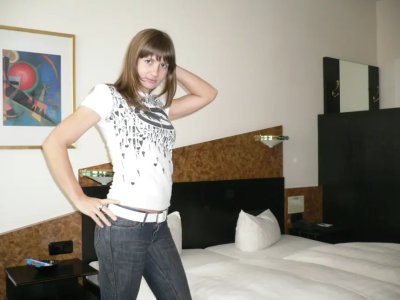 Сексуальная красотка демонстрирует голое тело