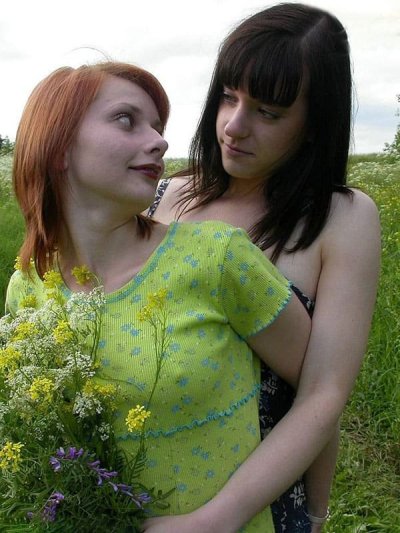 Две подружки балдеют на свежем воздухе