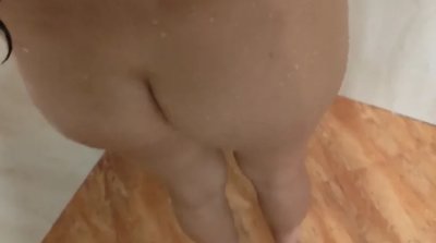 Я с удовольствием шпионю за соседкой, пока она купается, и занимаюсь с ней сексом под душем