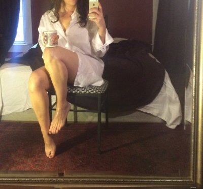 Секси девчонка делает селфи на смартфон