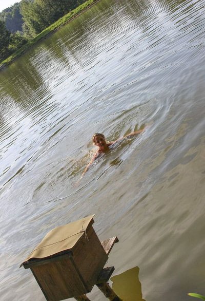 Развратная красотка без лифчика качается на члене как обезьяна