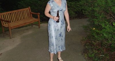 Жгучая блондиночка решила показать себя в парке после выпитой бутылки пены