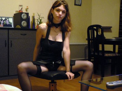 Обнаженные фото озорной красотки в домашней обстановке на любительских снимках