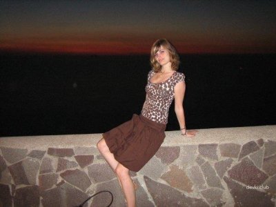 Развратная крошка без трусиков в своей квартире