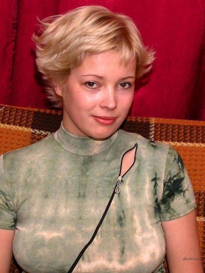 Сексуальная блондинка раздевает нижнее белье