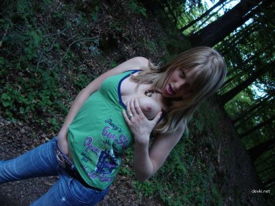 Молодая девушка с пирсингом демонстрирует свои навыки в интимной съемке